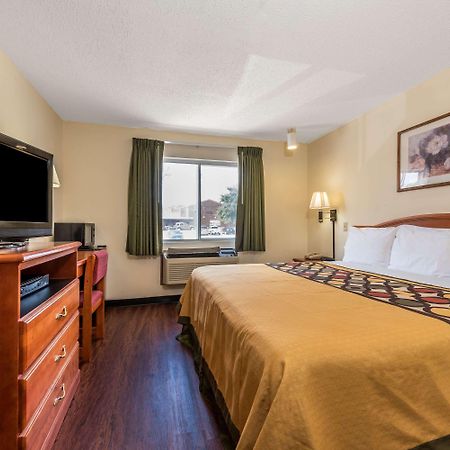 Super 8 By Wyndham Denton Hotel Екстериор снимка