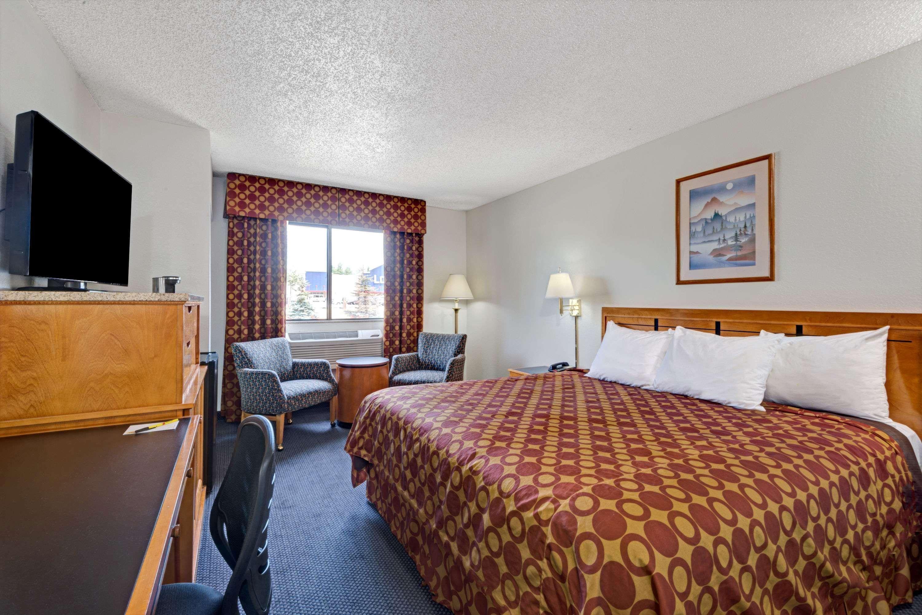 Super 8 By Wyndham Denton Hotel Екстериор снимка