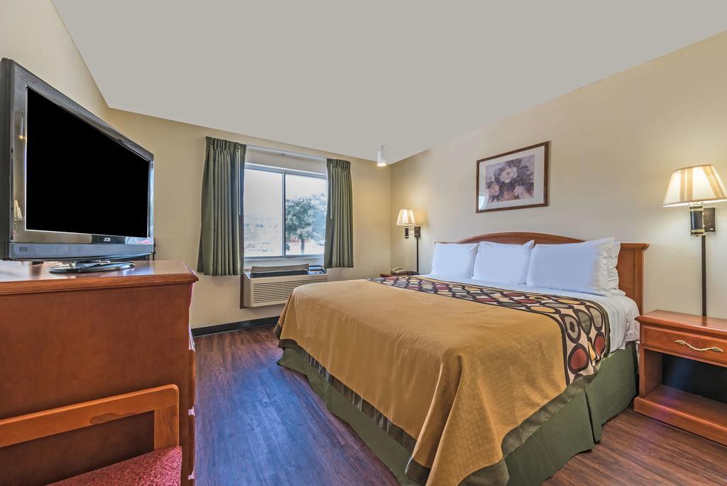 Super 8 By Wyndham Denton Hotel Екстериор снимка