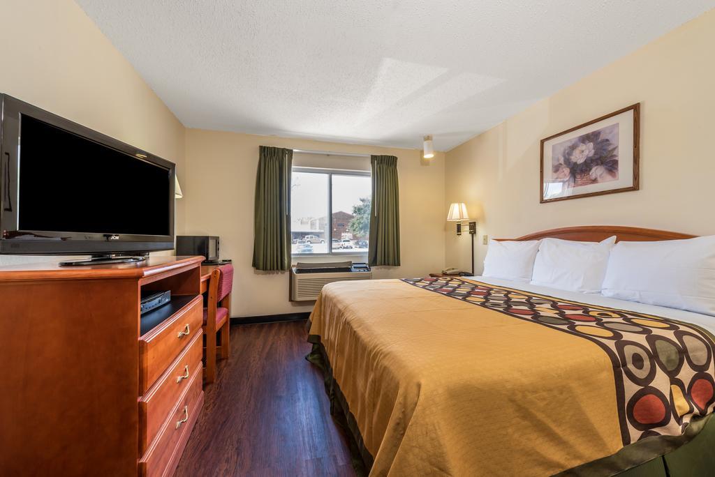 Super 8 By Wyndham Denton Hotel Екстериор снимка