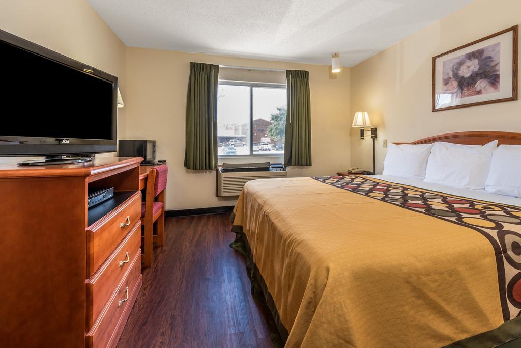 Super 8 By Wyndham Denton Hotel Екстериор снимка