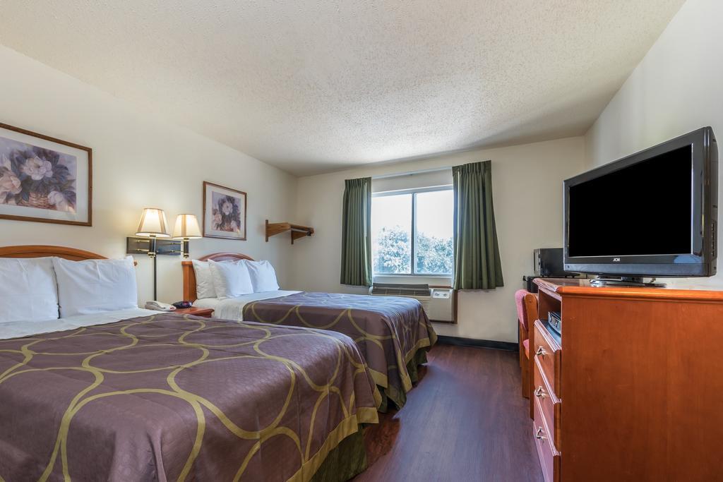 Super 8 By Wyndham Denton Hotel Екстериор снимка