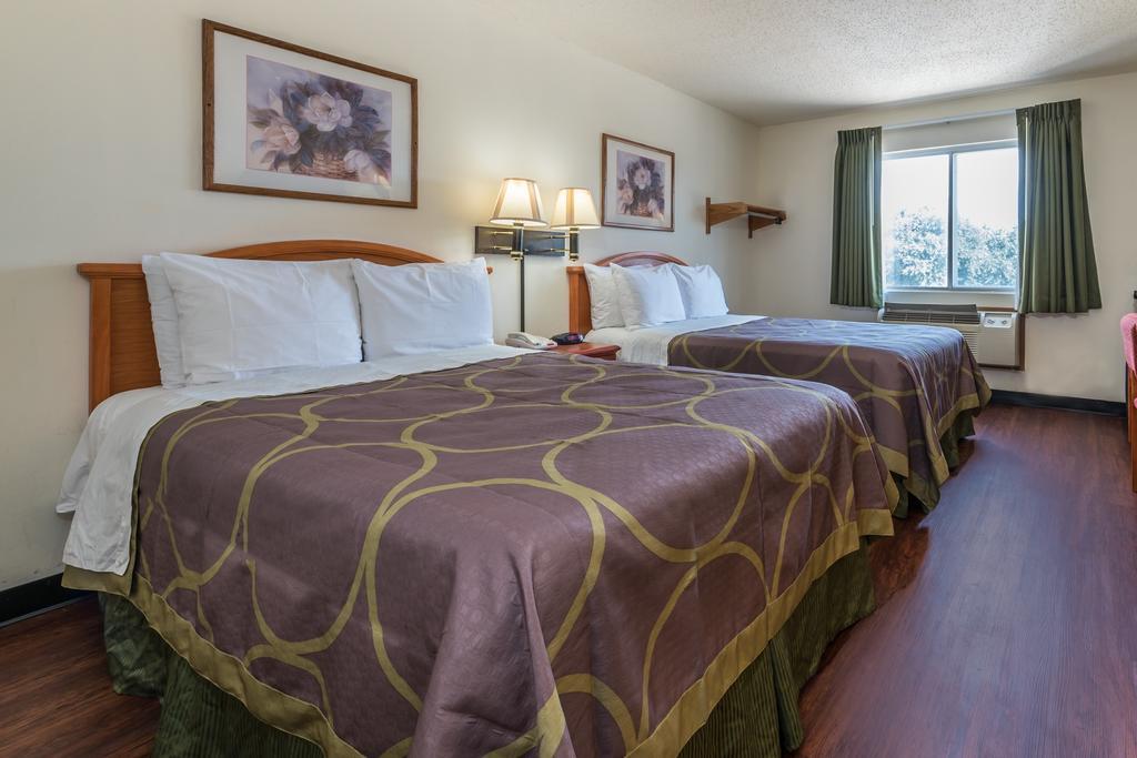 Super 8 By Wyndham Denton Hotel Екстериор снимка