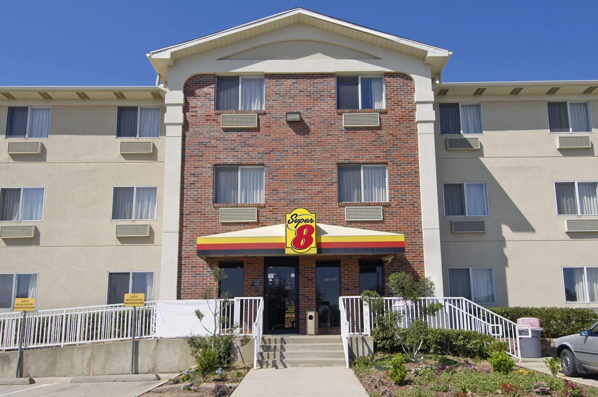 Super 8 By Wyndham Denton Hotel Екстериор снимка